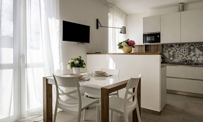 Luni Apartment | GuestHost - Mare Monti Apartment 6