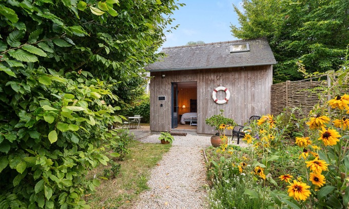 Pleudihen-sur-Rance Bed & Breakfast | Guesthouse 'La Cabane dans les charmes' with private terrace, shared garden and Wi-Fi