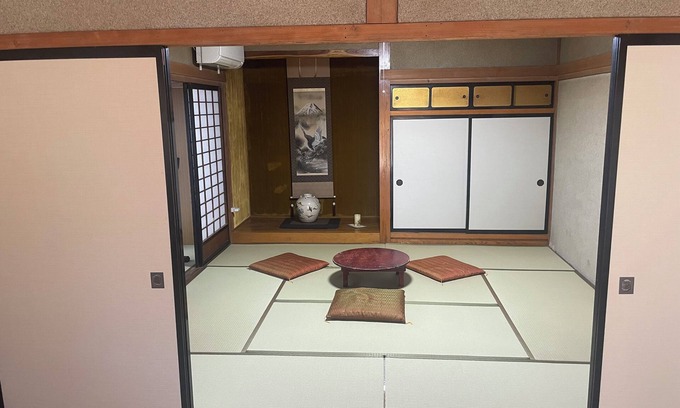 Omachi House | Guesthouse Gaki Daisho: Free transportation to and from ski resorts in the Hakuba area, nearby mountain trailheads, Ogisawa Station, the entrance to the Kurobe Dam, and restaurants in the city is available (up to 7 guests in a van; ski equipment cannot be