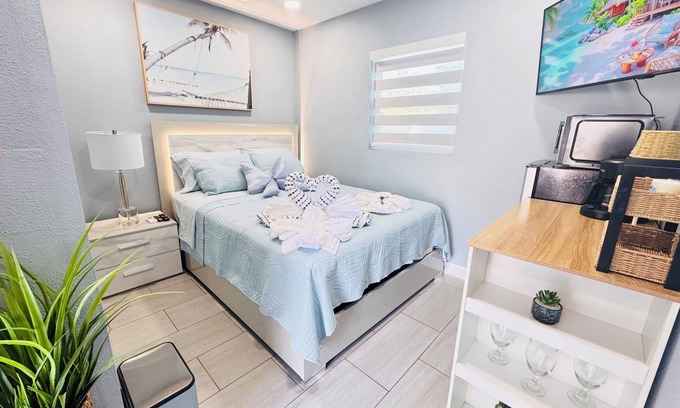 Egypt Lake-Leto House | Guesthouse Hideaway in Tampa–Close to everything-Perfect for Short Stays