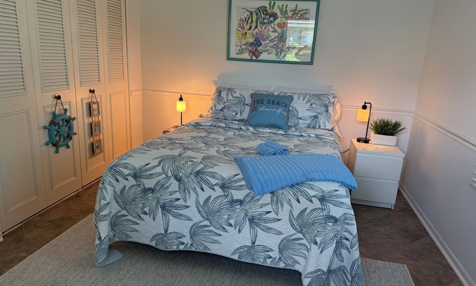 Bee Ridge Villa | Guestsuite and bathroom in villa with pool