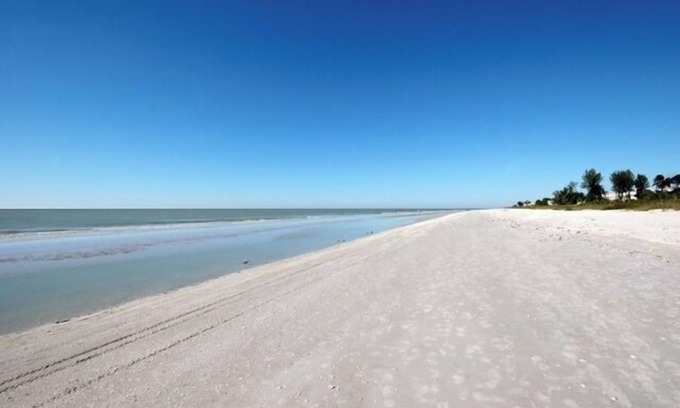 Sanibel Condo | Gulf-Front Grandeur Awaits. Breathtaking Views & Spacious Comfort
