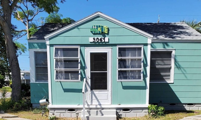 Gulfport Cottage | Gulfport Art District! One block from the beach!