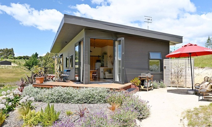 Tasman Apartment | Gum Tree Studio,surrounded by farmland, countryside, mountains, sea, National Parks, fresh air and b