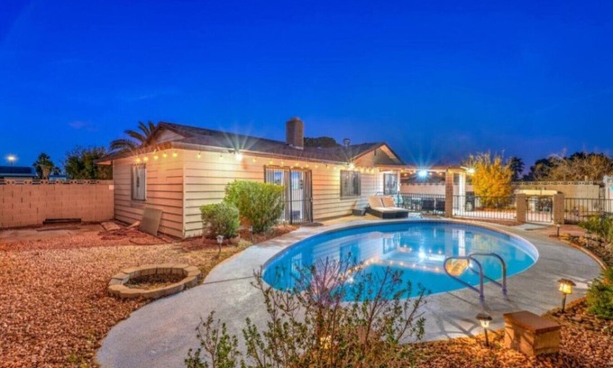 Spring Valley House | Gunderson: Extended Stay w Pool, 10 Min to Strip