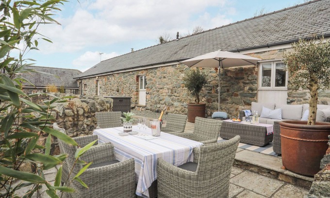 Newborough Cottage | GWEL-Y-RHOS, pet friendly, with open fire in Newborough