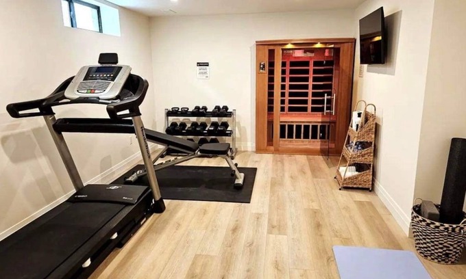 Windsor House | Gym/Sauna Luxury 5-Star Home in South Windsor. Spotless Clean & Maintenance Free