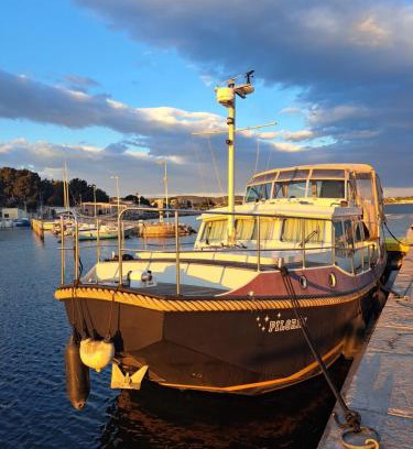 Bouzigues Boat Rental | Hébergement insolite en demi-pension et excursion gastronomique en bateau