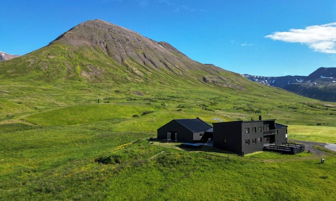 Siglufjorður Cabin | Hóll Adventure House - Perfect for groups!