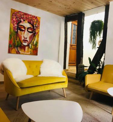Mirepoix Apartment | Hôte Labyrinthe sur la place chambres d, hôtes , calme ,Netflix