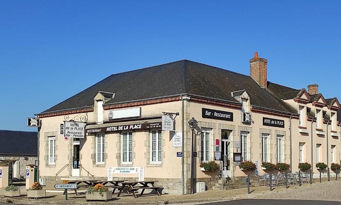Germigny-des-Pres Hotel | Hôtel de la Place