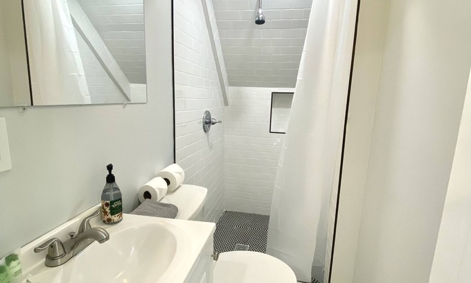 Stamford Apartment | HA3: Private Studio with Full bathroom and Kitchenette