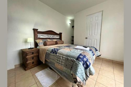 Quetzaltenango Hostel | Habitación con Baño Privado y TV en Cómodo Edificio