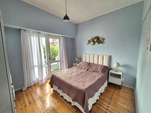 Centro House | Habitación con balcón y baño privado en Centro de Montevideo