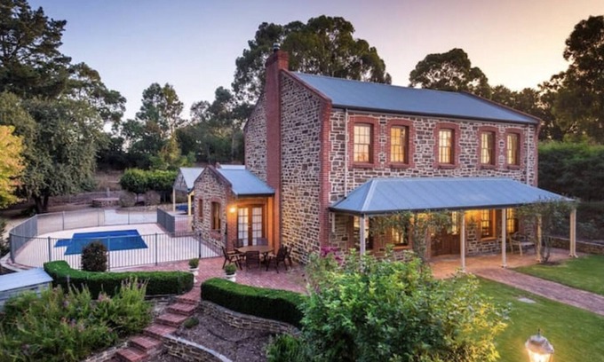 Hahndorf House | Hahndorf Luxury Retreat 5 Bedrooms for 12 people