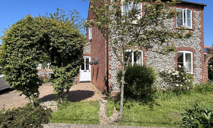 Bodham Cottage | Halcyon House - sleeps 5 guests in 3 bedrooms
