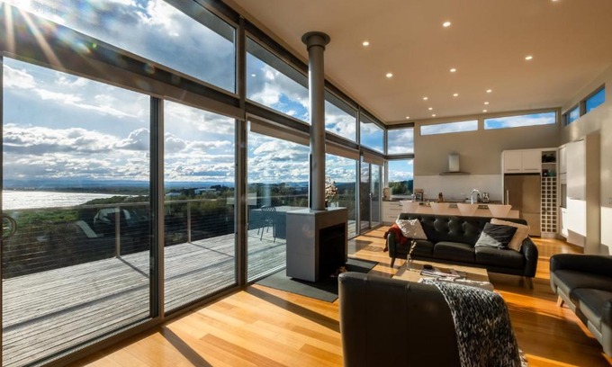 Coles Bay House | Halcyon ~ Immerse yourself in the sky and sea