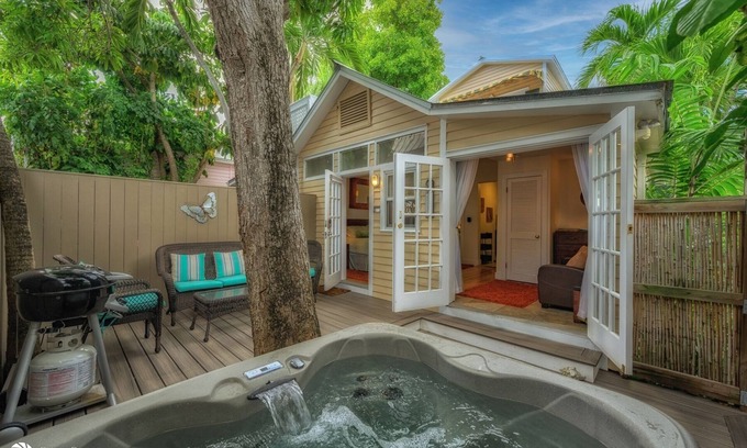Downtown Apartment | Half block to Duval @ Mango Hideaway -studio apt