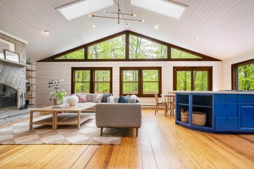 Great Barrington House | Half Moon by AvantStay 4BR Cabin w Large Deck Yard w Patio Outdoor Dining