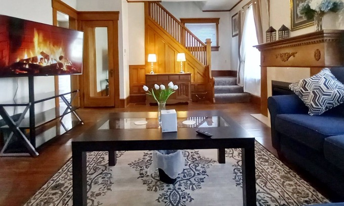 Canton House | Hall of Fame, pool table and 70" screen for 8