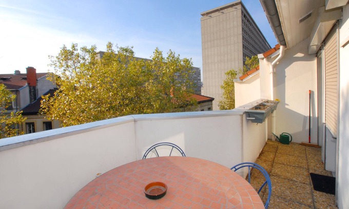 Lyon City Centre Apartment | Halle de Lyon, Lyon 6 boundary: 2 CH, 7th top floor, 2 terraces and parking lot