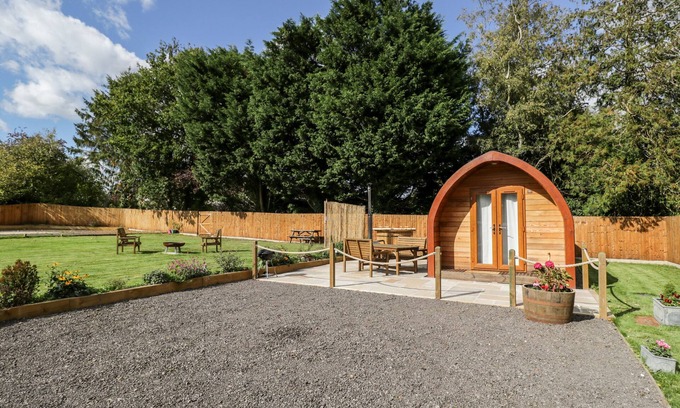 Berkeley Cottage | HALMORE POD, romantic, with hot tub in Berkeley