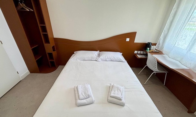 La Vergne Bed & Breakfast | Halte Hôtel Situé à la Sortie de La10, un Hotel Confortable Pour se Reposer !