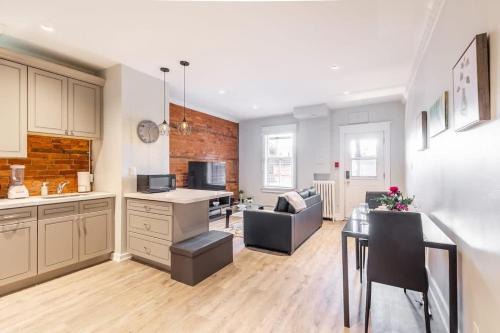 Central Hamilton Apartment | Hamilton's Best Neighbourhood 1BR Apartment