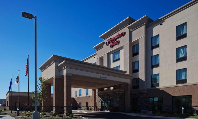 Beloit Hotel | Hampton Inn Beloit