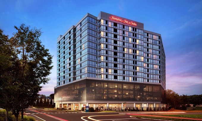 Teaneck Hotel | Hampton Inn & Suites Teaneck Glenpointe