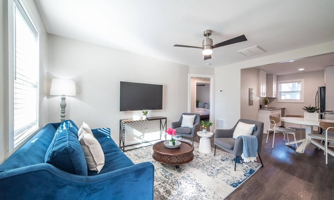 Villa Heights Apartment | Hamptons Chic: Stylish 2-Bedroom near Uptown