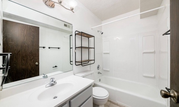Northwest Columbus Apartment | Hancock Park Resort Style w/Pool, Parking & WIFI