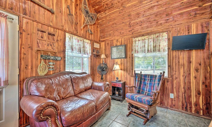Nashoba Apartment | Hand-Built 'Black Fork Cabin 2' w/Fire Pit!