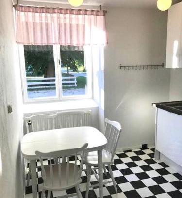 Larbro Apartment | Hangvar Skola, Biblioteket