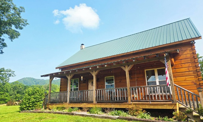 Vesta Cabin | Hannah's Hideaway - Sleeps 6, secluded cabin in Stuart with mountain views