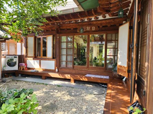 Jeonju House | Hanok Moryeon