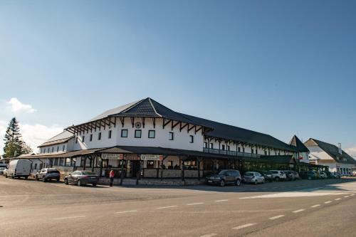 Tupilati Hotel | Hanul Răzeșilor - Cinstim tradiția Moldovei