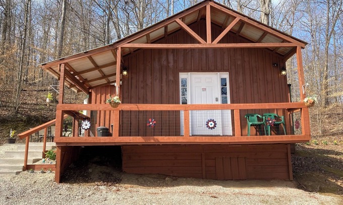 Cub Run Cabin | Happy Hills 🙂It’s a three bedroom one bath cabin with a side patio and garage