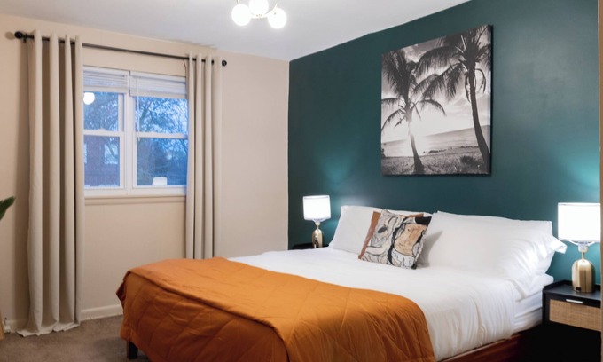 Wynnefield Heights Apartment | Happy Place Retreat: Dedicated Parking, 2 Bd King/Queen, Balcony