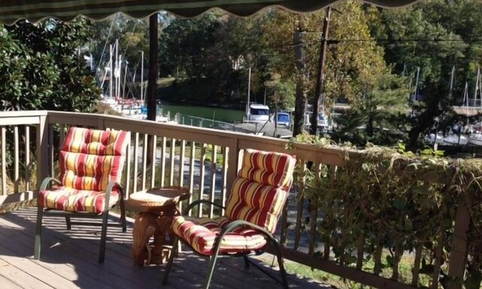 Calvert Beach-Long Beach Cottage | Harbor Cottage at the Chesapeake Bay - Dog Friendly Beach