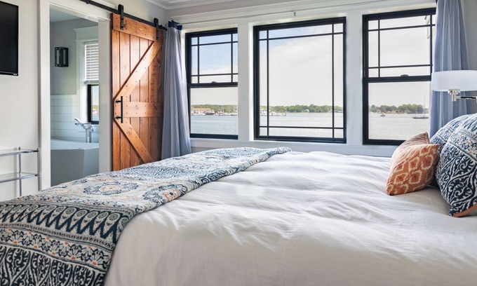 West Mystic House | Harbor View Landing - The Mystic Waterfront House - Second Floor Only