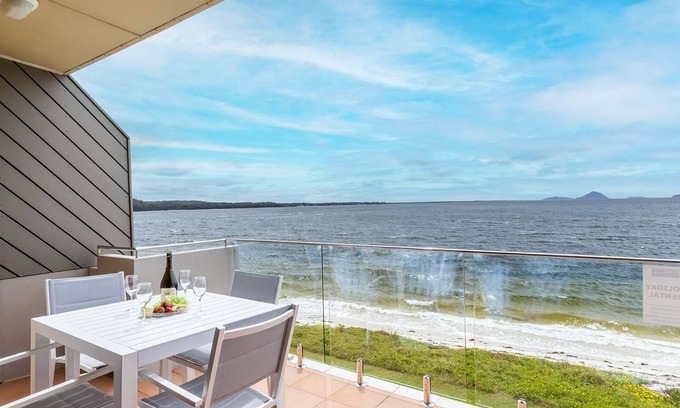 Soldiers Point Apartment | Harbourside, 15/3-7 Soldiers Point Road - right on the waterfront