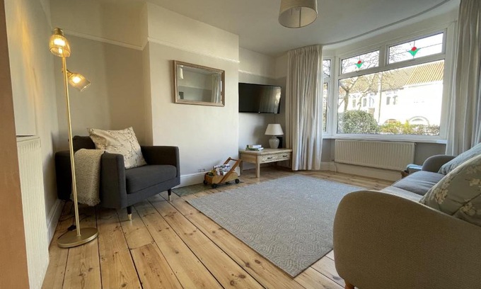 Cribbs Causeway House | Harmonious Family Home in Westbury-on-Trym