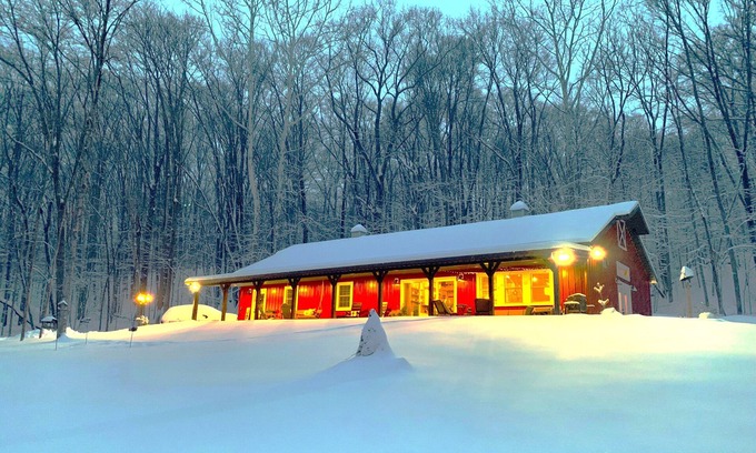 Marshall House | Harmony Hollow barndominium with hot tub near Sugar Creek n