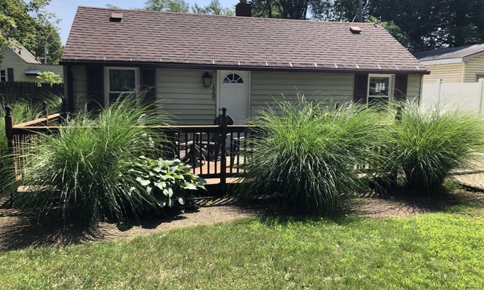 Ashtabula Cottage | “Harrah’s Hideaway” Lake Shore Park 2brm Cottage. Public Boat Ramp & Beach