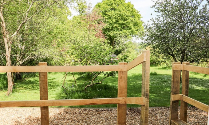 Staplefield Cottage | HARVEST LODGE, pet friendly, with a garden in Bolney
