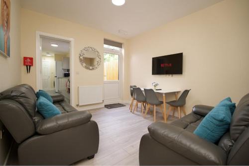 Coventry House | Hastings Manor - Free Netflix, Parking, WiFi & Private Garden