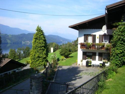 Radenthein Apartment | Haus Alpenseeblick Lober