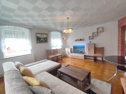 Bad Elster Apartment | Haus "Grimberg" FeWo 1-stock oder FeWo 2-stock & Zusätzliches Zimmer