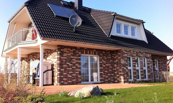 Dranske Apartment | Haus Strandläufer Comfortable apartment on the first floor near the beach